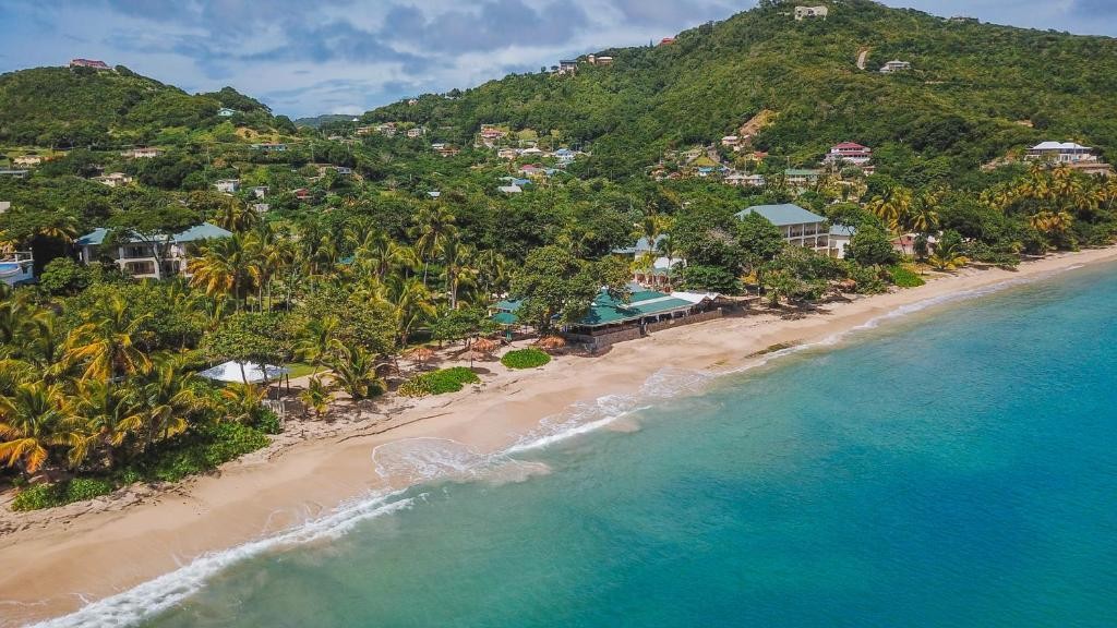 A ilhota possui um pequeno trecho de 11km de terra, emoldurado por colinas verdes — Foto: Bequia Beach Hotel/Divulgação
