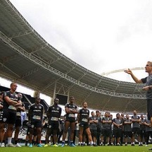 Luis Castro treina os jogadores do clube antes da estreia contra o Ceará em abril de 2022 — Foto: Vitor Silva / Botafogo