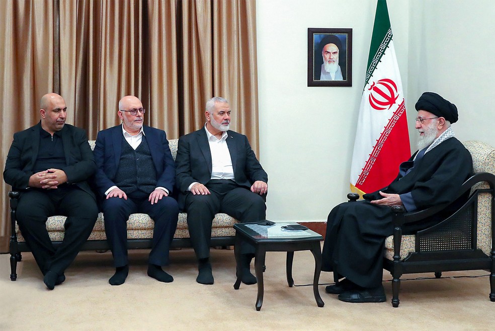 Aiatolá do Irã, Ali Khamenei, recebe o líder do Hamas, Ismail Haniyeh, em Teerã — Foto: IRANIAN SUPREME LEADER'S WEBSITE / AFP