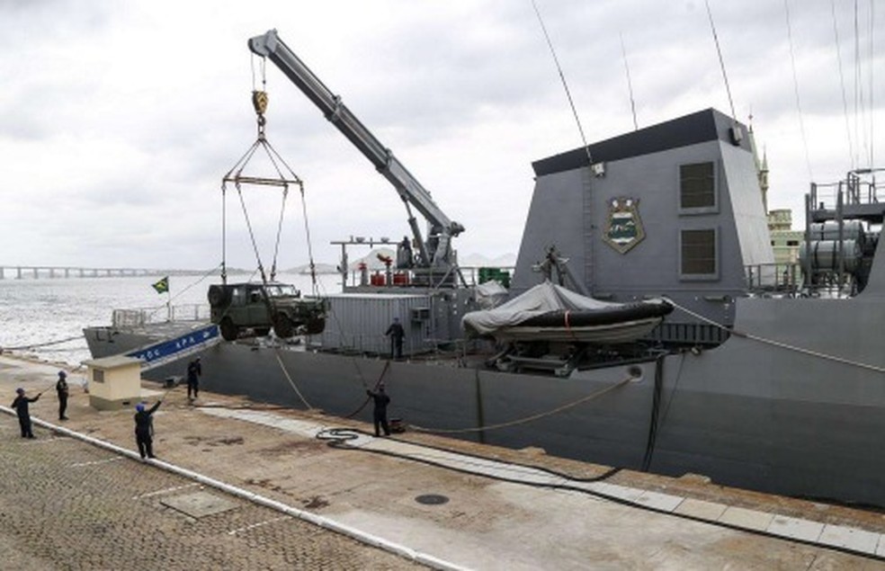 Embarque de viatura do Corpo de Fuzileiros Navais no Navio-Patrulha Oceânico “Apa”, com destino ao Porto de Santos (SP) — Foto: Marinha/ reprodução