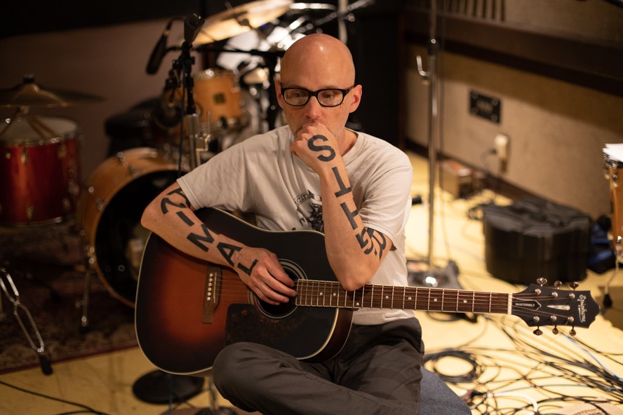 O músico Moby em cena do documentário 'Moby Doc'