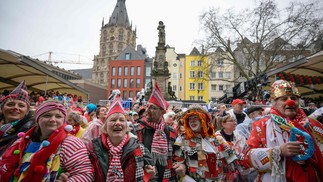 Foliões celebram o Carnaval das Mulheres, um dos eventos mais importantes da festa em Colônia, na Alemanha — Foto: Sascha Schuermann / AFP
