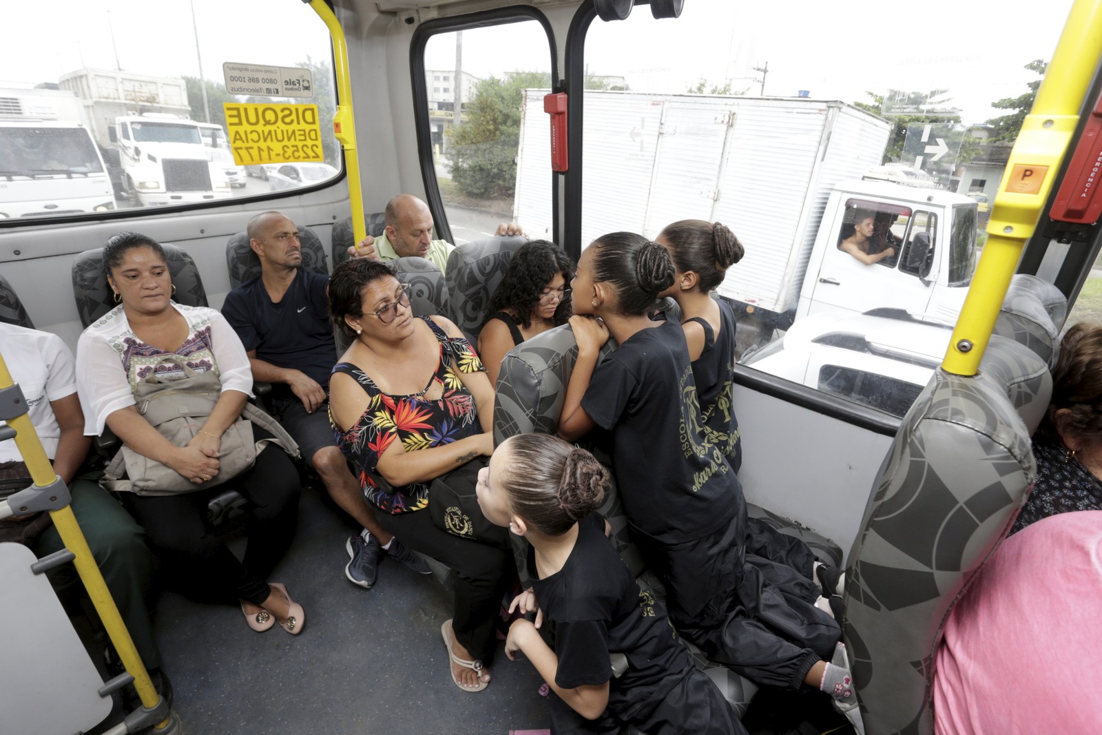 No ônibus, as meninas sentam juntas no mesmo banco de trás, de preferência, para pularem no quebra-mola