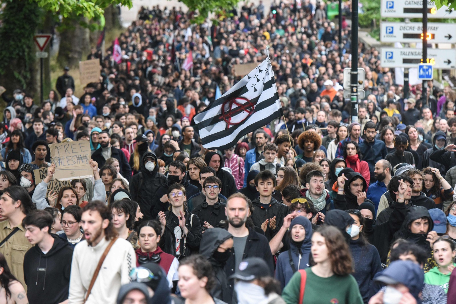 Manifestação contra o partido político francês de extrema-direita Rassemblement National (RN) após o seu sucesso nas eleições europeias, em Nantes. — Foto: Sébastien Salom-Gomis/AFP