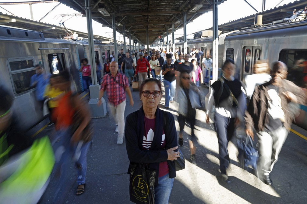 Rosalva Lourenço da Silva, de 60 anos, precisa acordar às 6h, em Bangu, na Zona Oeste do Rio, para atravessar a cidade e chegar ao trabalho na Zona Sul: 3 horas diárias — Foto: Custódio Coimbra