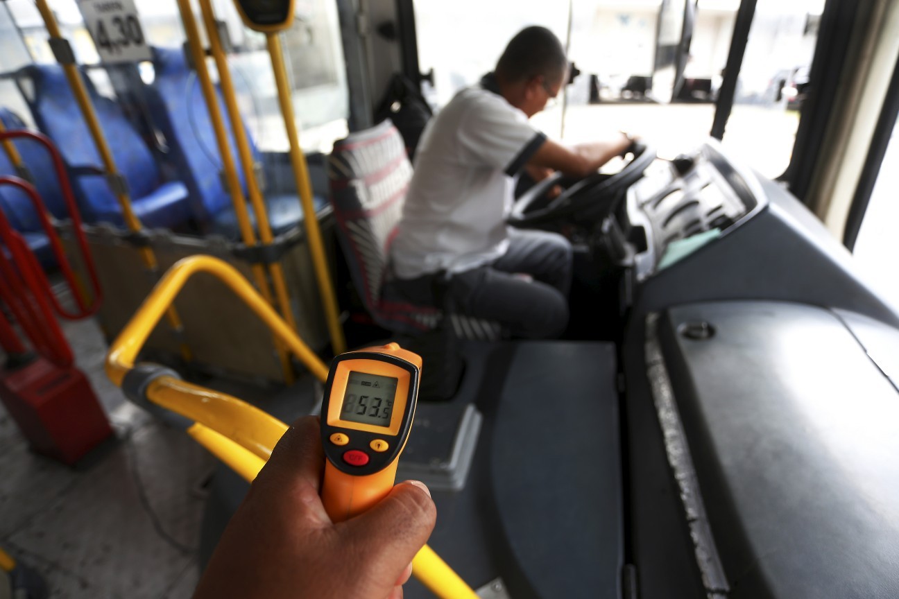 Rio 53 graus:  dentro do ônibus foi registrada temperatura escaldante — Foto: Fabiano Rocha/Agência O Globo