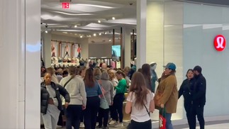 Shopping King of Prussia, na Pensilvânia, tem filas em várias lojas nesta Black Friday — Foto: Reprodução/Twitter