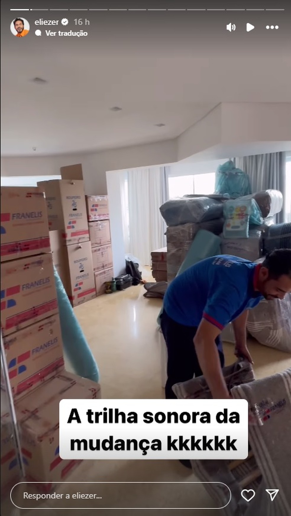 Eliezer mostra os pertences encaixotados para a mudança de casa — Foto: Reprodução/Instagram