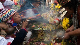 Xamãs peruanos realizam um ritual em Lima em apoio à seleção do Peru — Foto: CRIS BOURONCLE/AFP