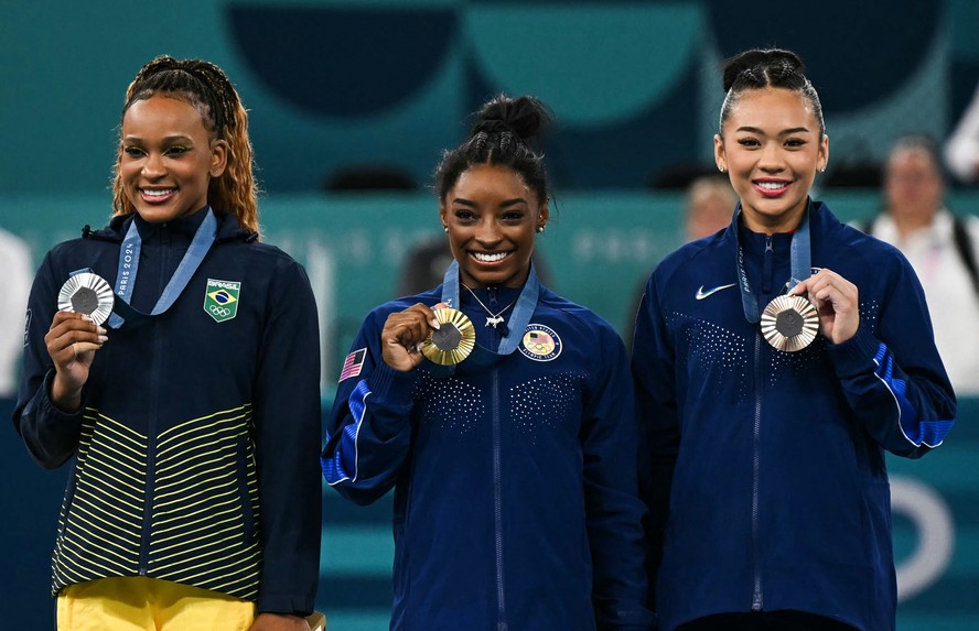 Simone Biles, Rebeca Andrade e Sunisa Lee foram as três melhores ginastas do individual geral em Paris-2024