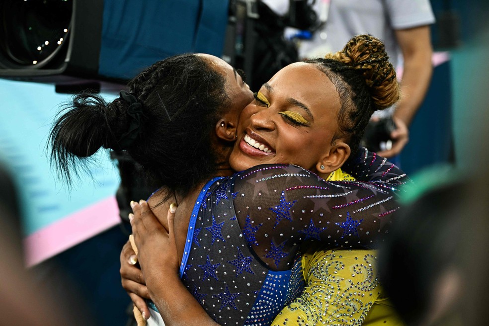 Simone Biles e Rebeca Andrade se abraçam em Paris-2024 — Foto: Loic VENANCE / AFP