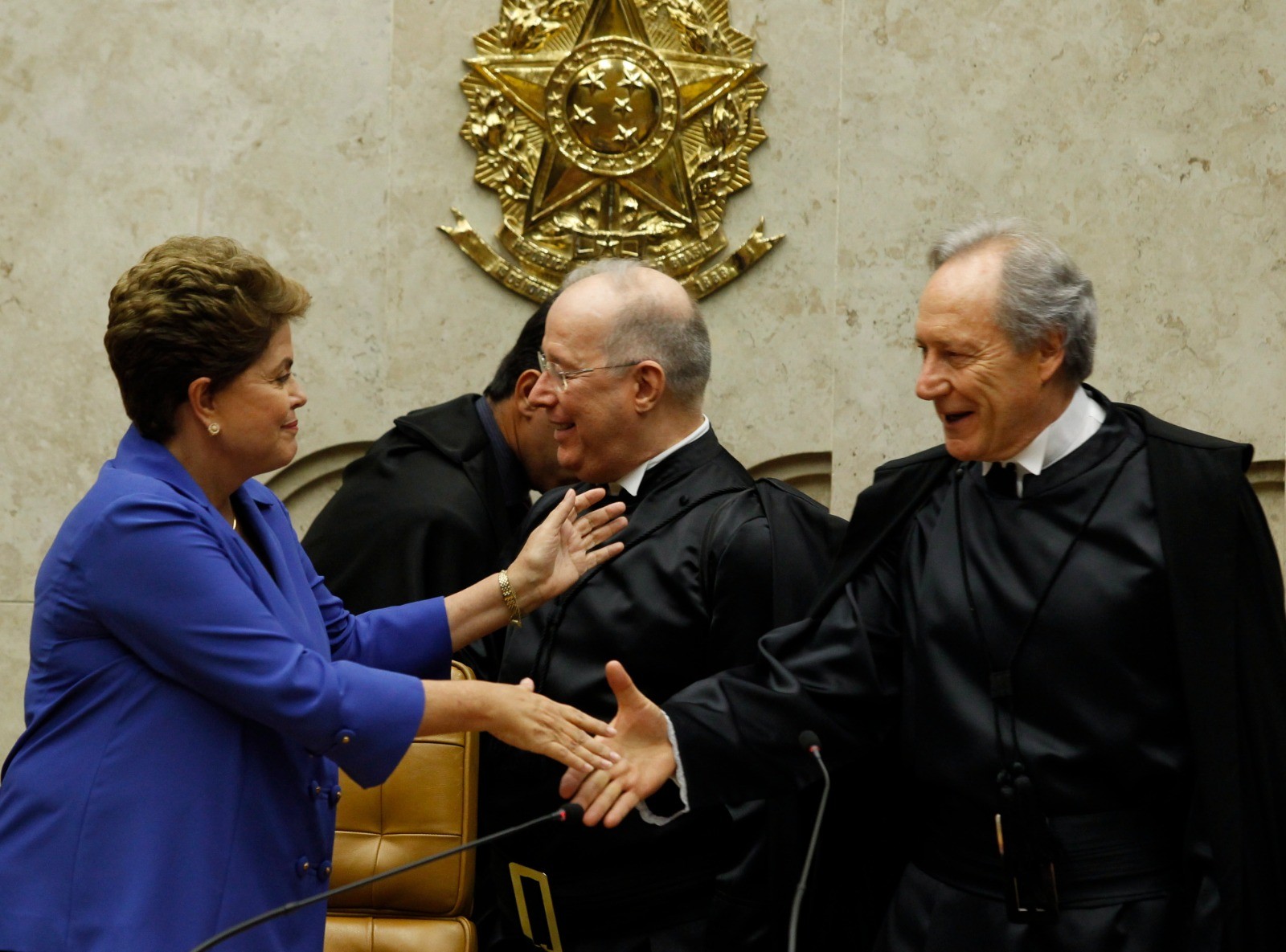  A ex-presidente Dilma Rousseff participou da cerimônia de posse do, na época, novo presidente do Supremo Tribunal Federal, Ricardo Lewandowski. Na foto, a ex-presidente Dilma Rousseff cumprimenta o novo presidente do STF, Ricardo Lewandowski, ao fundo o ministro do STF, Celso Melo — Foto: Jorge William/Agência O Globo