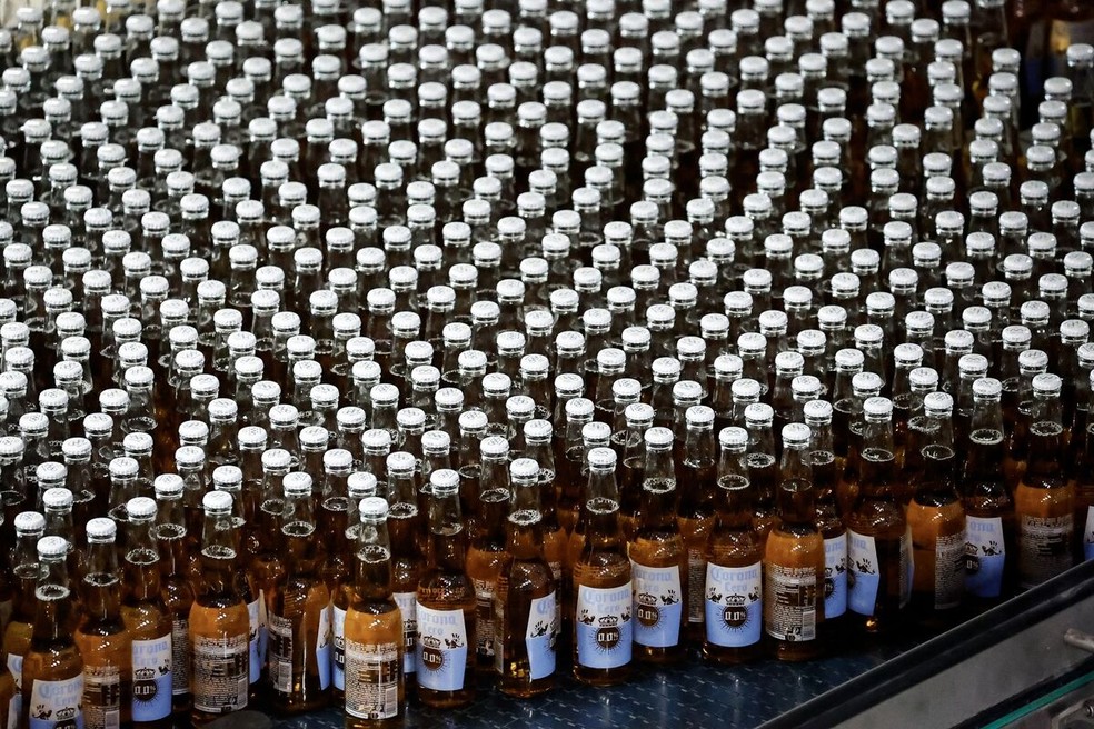 Garrafas de cerveja sem álcool Corona Cero na linha de produção da cervejaria AB InBev em Leuven, Bélgica — Foto: Kenzo Tribouillard/AFP/Getty Images
