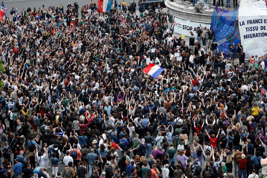 Multidão na Praça da República, em Paris, comemora os resultados da eleição legislativa na França