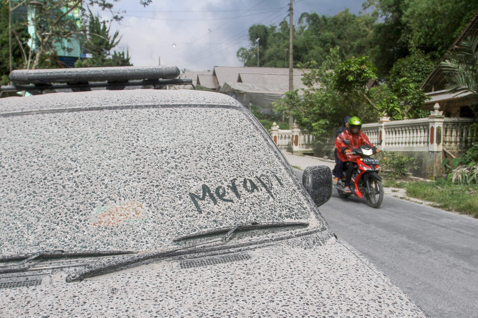 "Os residentes devem se preparar para transtornos, devido às cinzas vulcânicas da erupção do Monte Merapi", comunicou o governo — Foto: DEVI RAHMAN / AFP