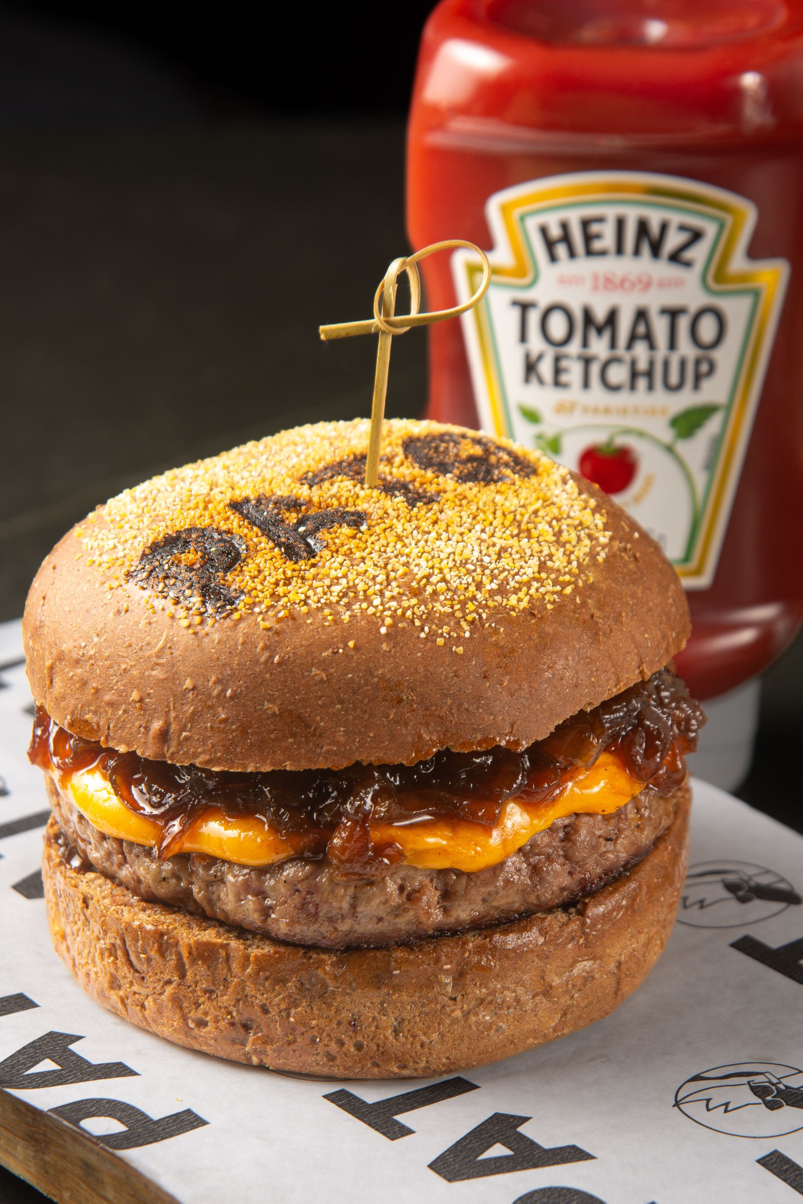 O Pato com Laranja criou o Cheddar Burger de picanha (R$ 44); e o Chicken Burger (R$ 35) — Foto: Divulgação/Lipe Borges