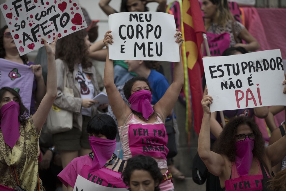 Protesto organizado por grupos de defesa dos direitos das mulheres no Rio de Janeiro — Foto: LEO CORREA / AFP
