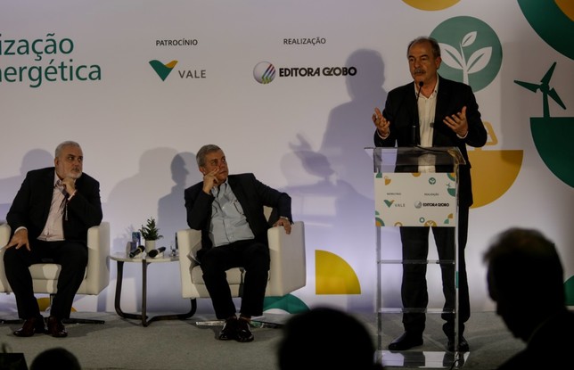 Aloizio Mercadante, do BNDES, discursa ao lado dos presidente da Vale, Eduardo Bartolomeo (ao centro), e da Petrobras, Jean Paul Prates