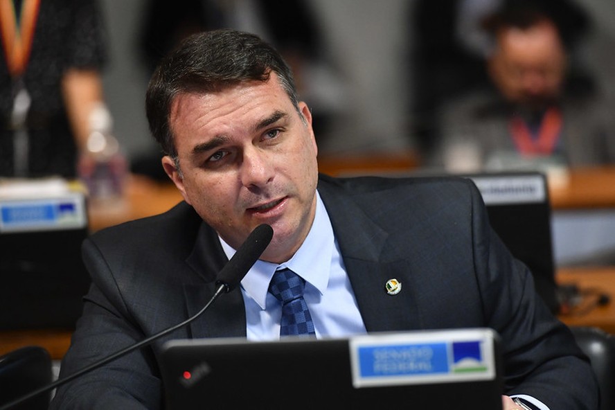 O senador Flávio Bolsonaro, em comissão no Senado