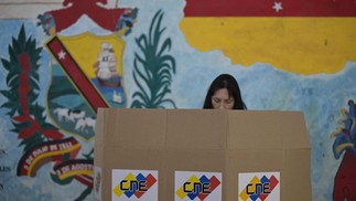 Uma mulher vota durante a eleição presidencial venezuelana, em Caracas, em 28 de julho de 2024. — Foto: Yuri CORTEZ / AFP