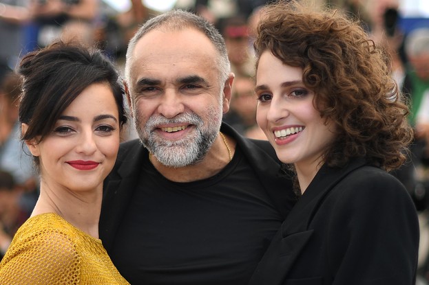 Karim Aïnouz com as atrizes Julia Stockler e Carol Duarte, de "A vida invisível", no Festival de Cannes de 2019