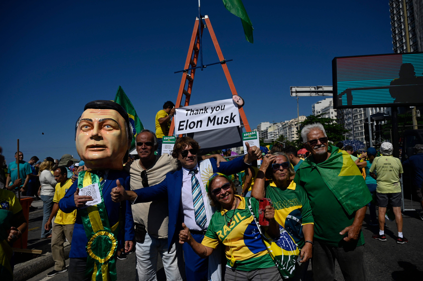 Manifestantes na Praia de Copacabana — Foto: MAURO PIMENTEL/AFP