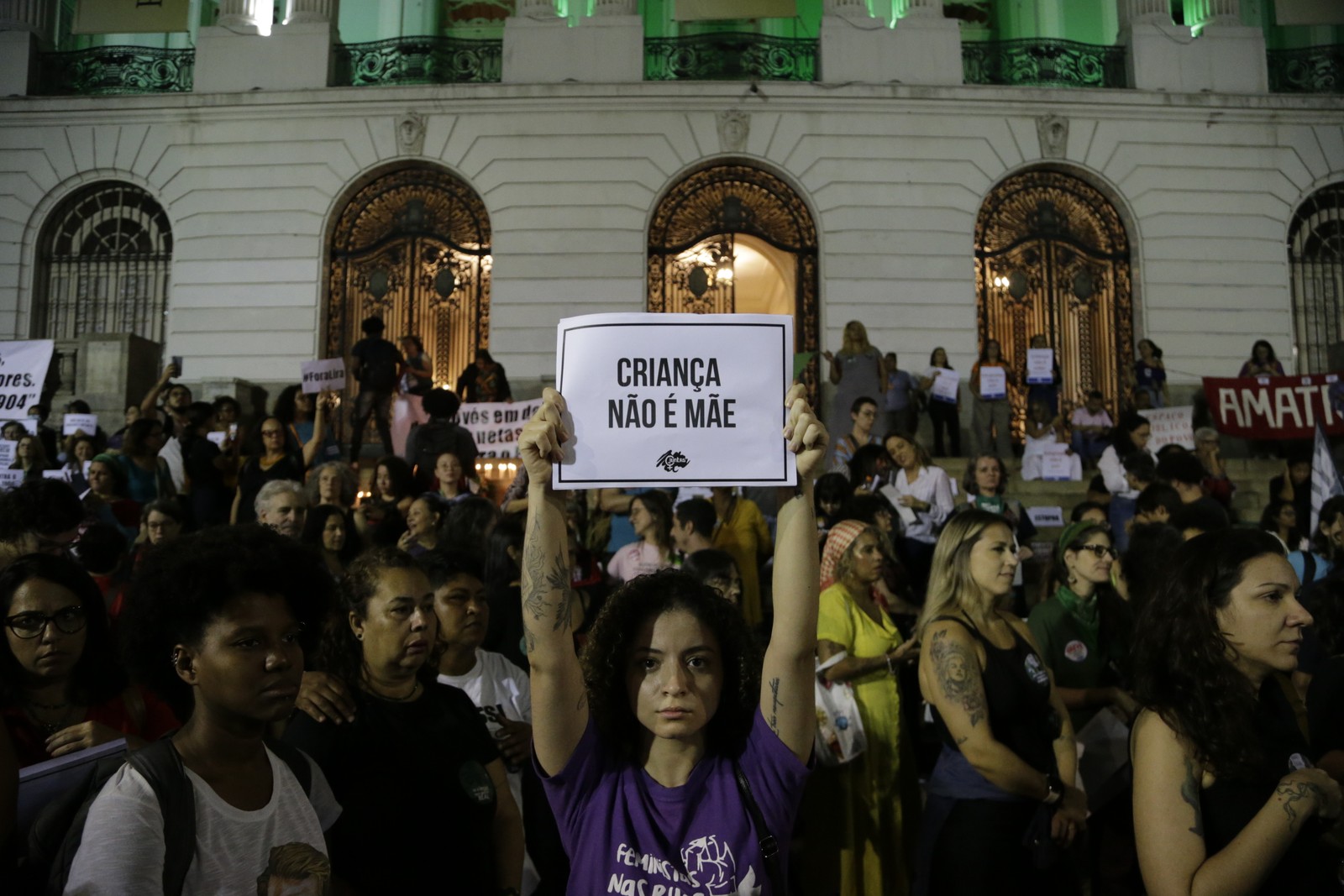 Protesto contra a PL 1904 no Rio de Janeiro - Manifestação na Cinelândia contra a PL 1904 que criminaliza a mulher que fizer aborto com penas mais duras que a do estuprador. — Foto: Domingos Peixoto / Agência O Globo