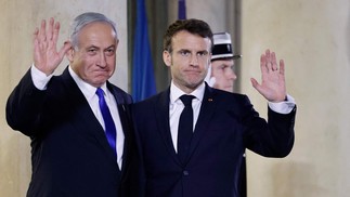 Primeiro-ministro de Israel, Benjamin Netanyahu e o presidente da França, Emmanuel Macron participam de jantar no Palácio Presidencial do Eliseu, em Paris — Foto: LUDOVIC MARIN/AFP