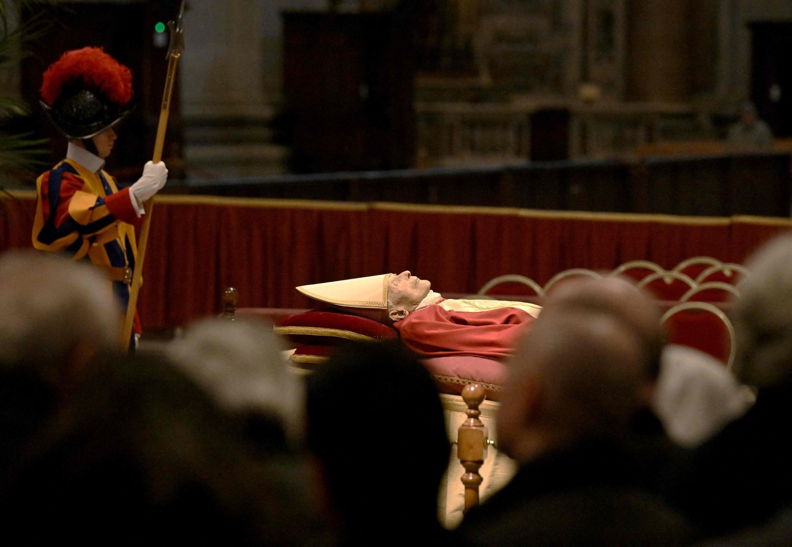 Corpo do Papa Emérito Bento XVI é velado na basílica de São Pedro, no Vaticano, em 2 de janeiro de 2023 — Foto: Tiziana FABI / AFP