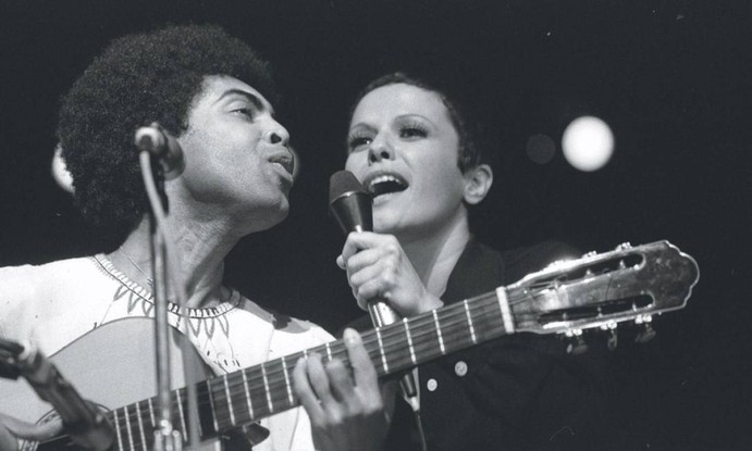 Em 1973, Elis Regina ao lado do amigo Gilberto Gil, um dos compositores que mais gravou
