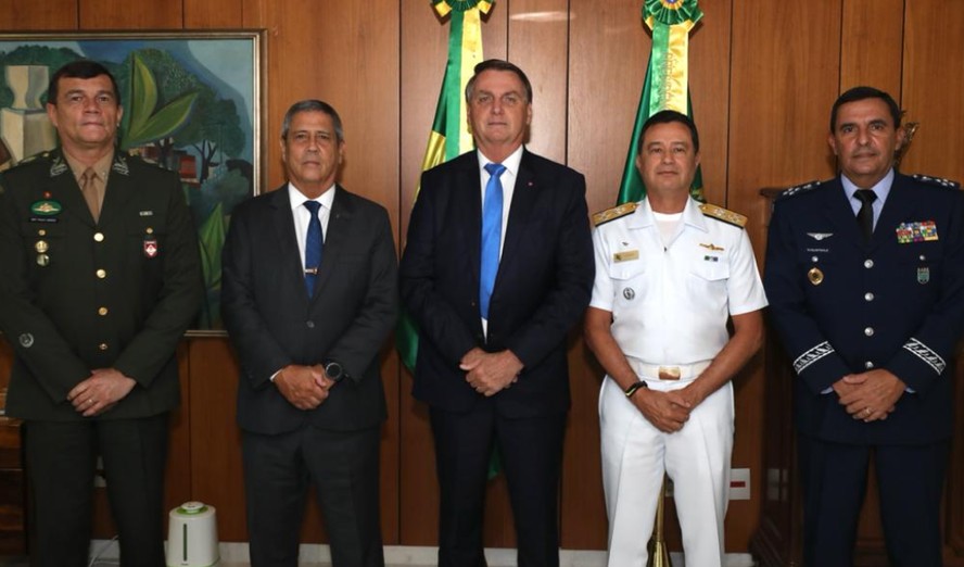O general Paulo Nogueira (Exército),  Braga Netto, Jair Bolsonaro; tenente-brigadeiro Baptista Júnior, da Aeronáutica; e o almirante Almir Garnier Santos, comandante da Marinha