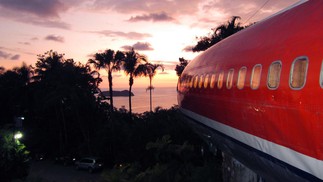 Homem transforma avião abandonado em hotel com vista para o mar — Foto: Divulgação / Costa Verde