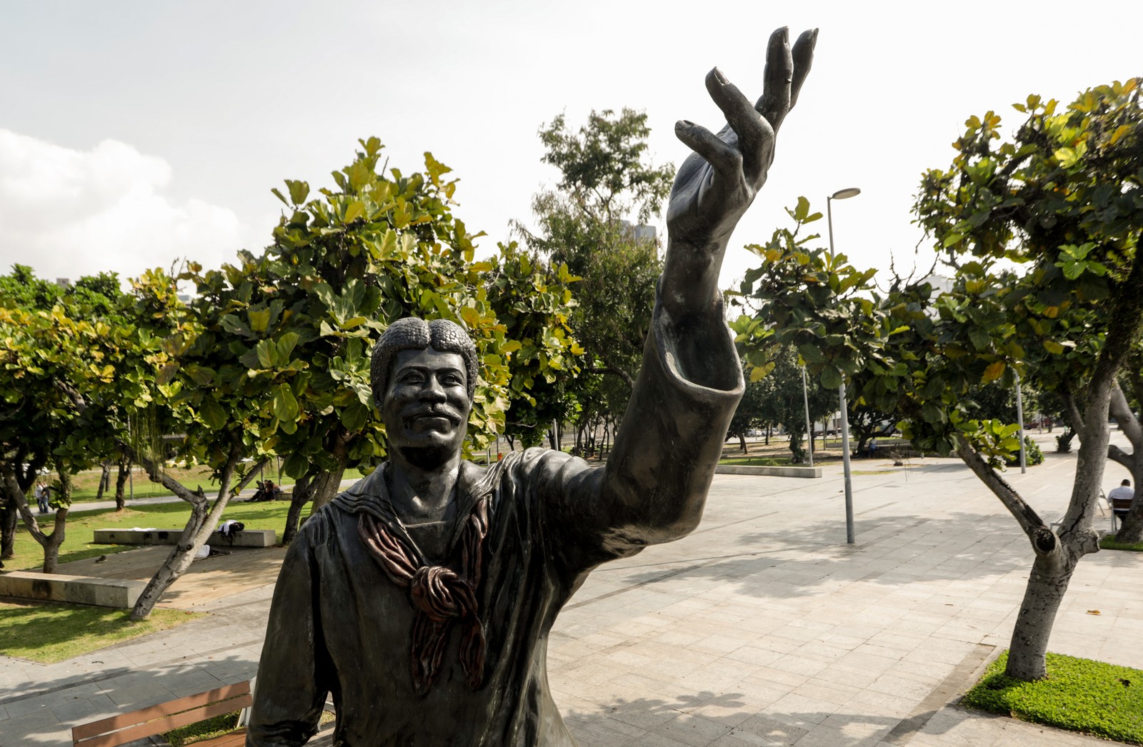 João Cândido: estátua foi transferira para a Praça Marechal Âncora após ficar escondida atrás de estação do VLT, na Praça Quinze — Foto: Gabriel de Paiva / Agência O Globo