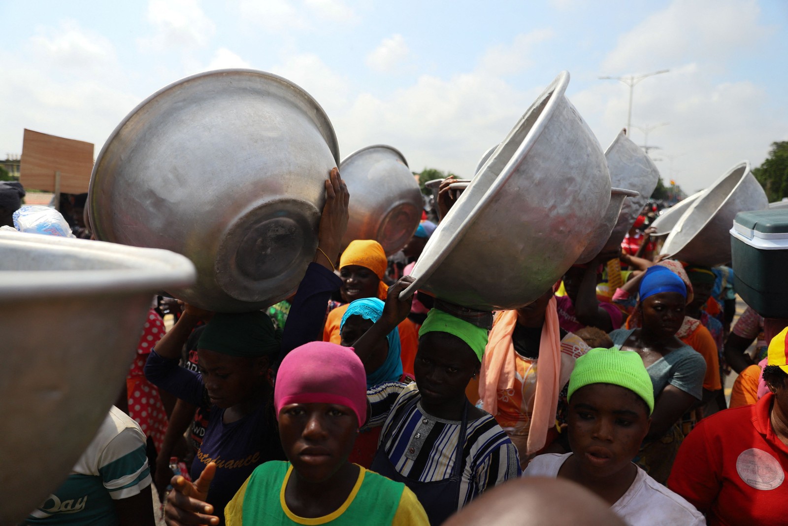 Protesto contra o aumento do custo de vida em Accra, Gana, segue pelo segundo dia. A nação da África Ocidental, recuperado-se dos efeitos da pandemia, sente o impacto da guerra da Rússia na Ucrânia com disparada da inflação que ultrapassou 27 por cento este mês - o nível mais alto em quase duas décadas  — Foto: NIPAH DENNIS / AFP