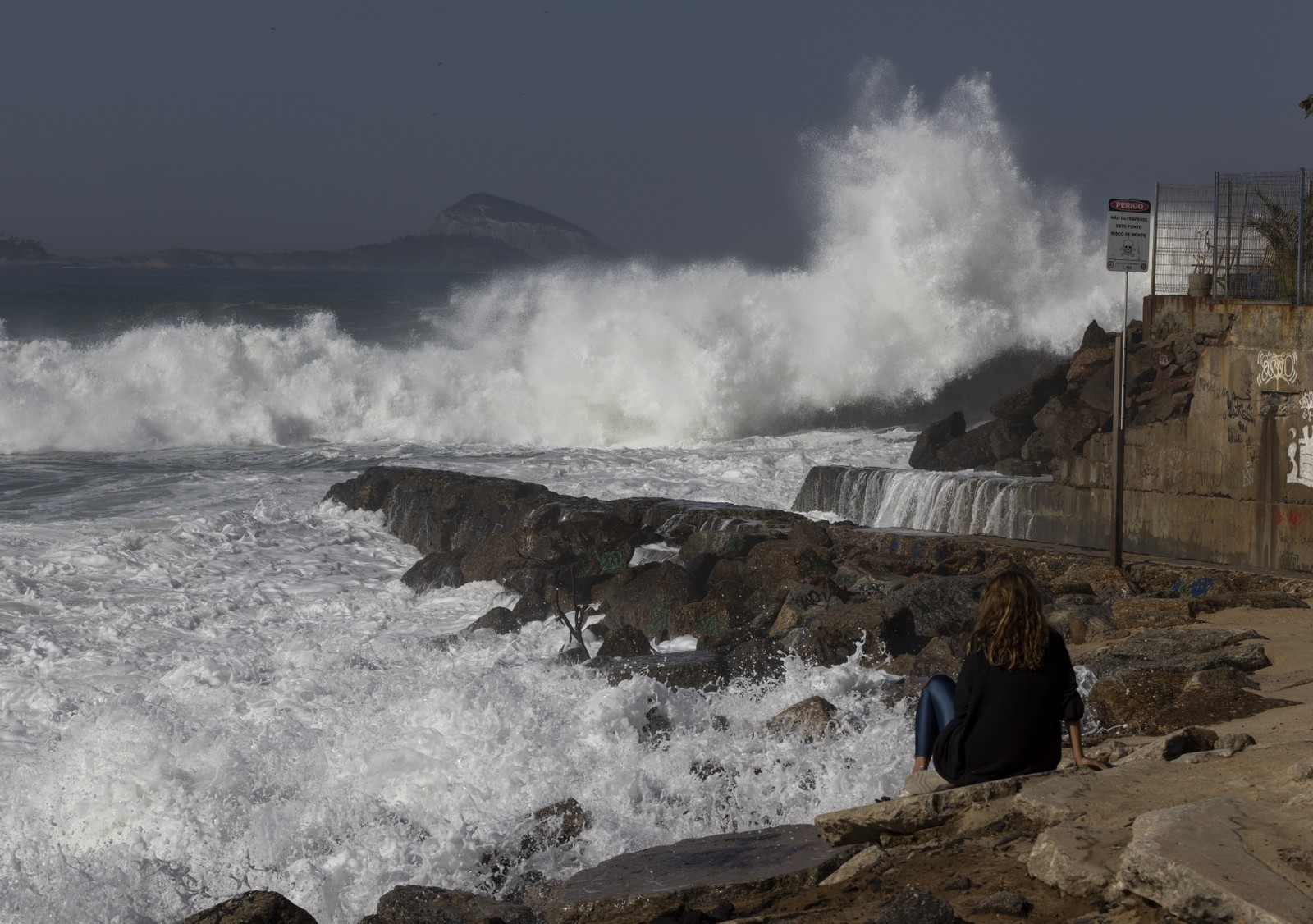 Ressaca na orla do Rio. Na foto, a praia do Leblon. — Foto: Márcia Foletto / Agência O Globo