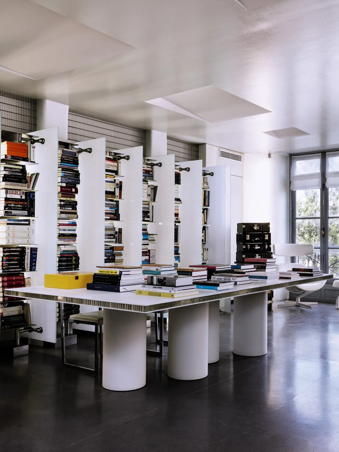 Uma mesa de Martin Szekely em frente às quase inexistentes estantes de Lagerfeld — Foto: Divulgação/Sotheby’s