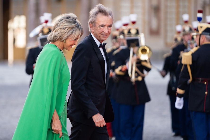 O bilionário francês Bernard Arnault, e sua mulher , a pianista francesa Helene Mercier-Arnault, chegam para participar de um banquete no Palácio de Versalhes