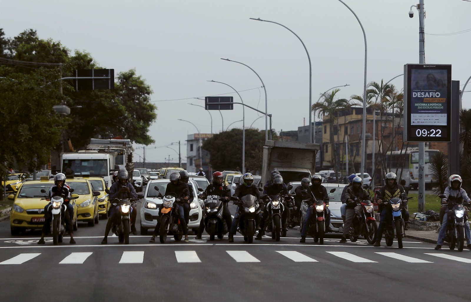 Grupo de motociclistas na frente dos demais veículos, aguardando a abertura do sinal, na Avenida Rei Pelé, próximo à Mangueira — Foto: Fabiano Rocha / Agência O Globo