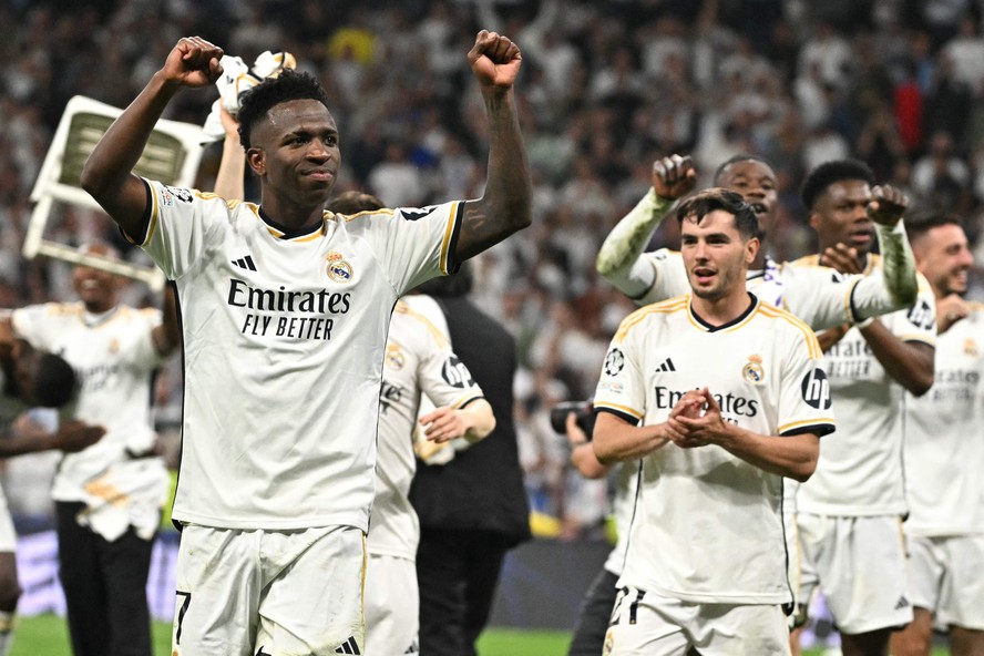 Vinícius Junior comemora a vitória e a classificação do Real Madrid à final da Liga dos Campeões da Europa