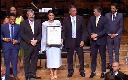 Michelle Bolsonaro posa com título de cidadã paulistana no Theatro Municipal