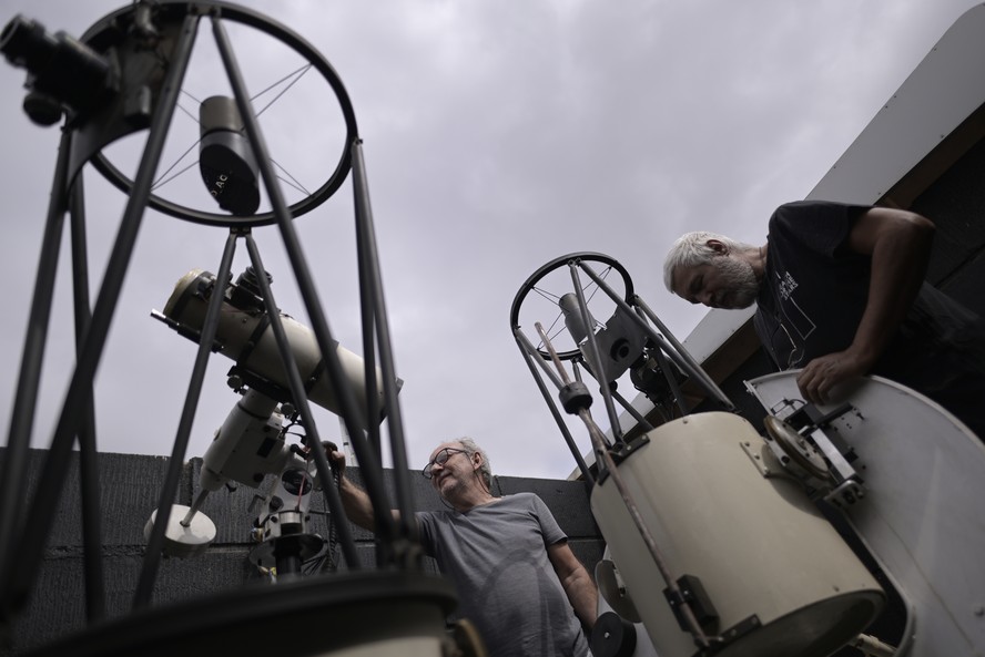 Paulo Roberto Azevedo e José Marzano são astrônomos amadores e viajaram de MG para ver o eclipse anular solar na Paraíba