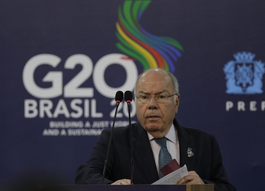 O ministro das Relações Exteriores Mauro Vieira faz pronunciamento após o fim das reunião.