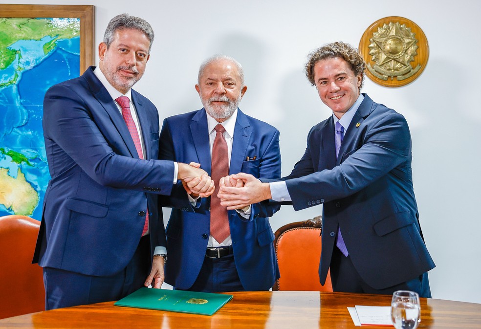 Lula entrega a Lira e ao senador Vital do Rego o marco fiscal, que será votado pela Câmara — Foto: Ricardo Stuckert/Presidência da República