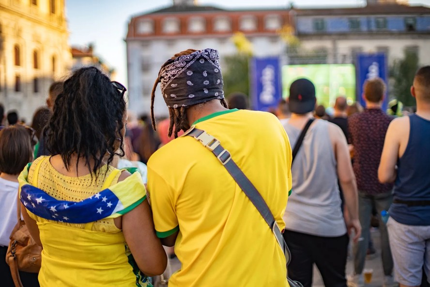Brasileiros assistem a jogo da Copa de 2018 no Porto