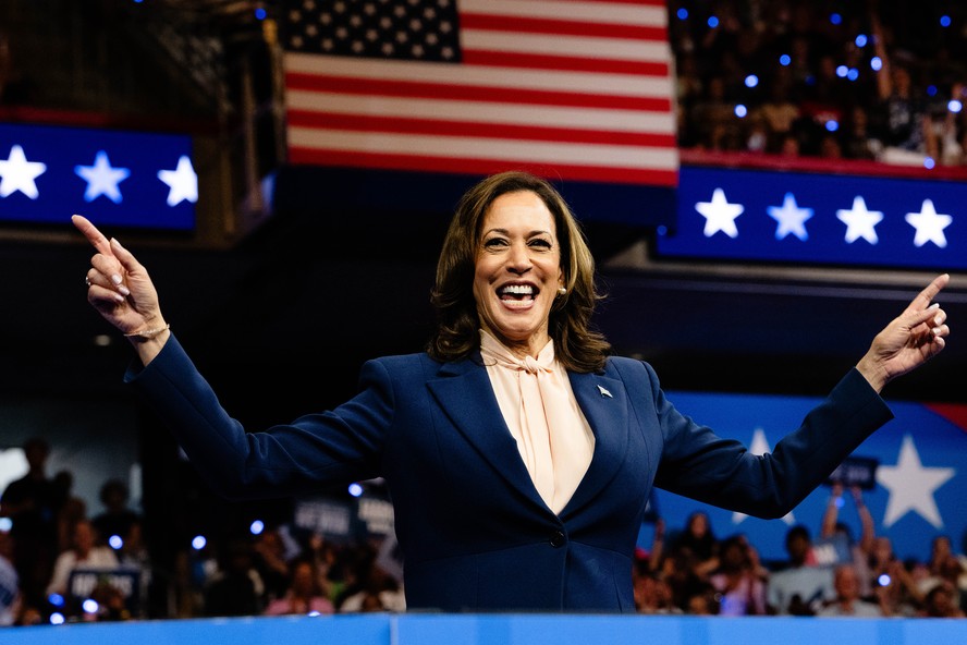 A vice-presidente dos Estados Unidos, Kamala Harris, candidata democrata à presidência, em um comício para a apresentação de seu companheiro de chapa, o governador Tim Walz, na Filadélfia