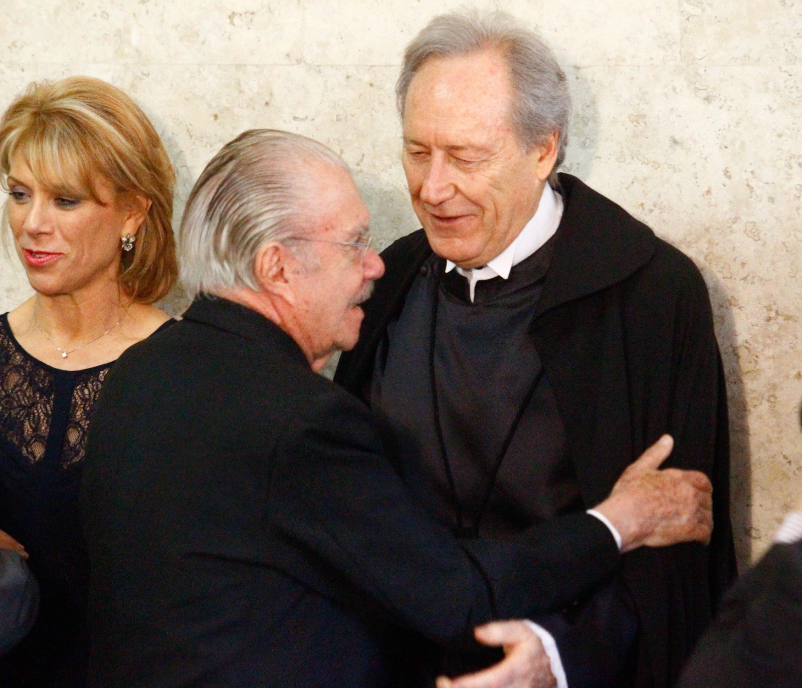 Posse do ministro Ricardo Lewandowski como presidente do Supremo Tribunal Federal (STF). Lewandowski ao lado da esposa e da ministra Carmen Lucia é cumprimentado por José Sarney — Foto: André Coelho/Agência O Globo