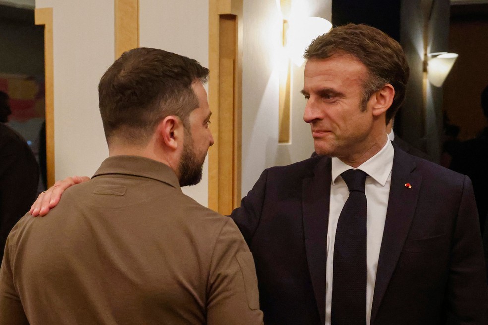 Presidentes da Ucrânia, Vladimir Zelensky (esquerda), e da França, Emmanuel Macron, durante encontro do G7 em Hiroshima, no Japão — Foto: Ludovic MARIN / AFP