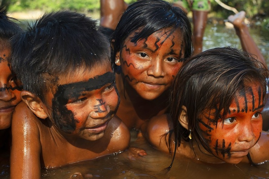 Crianças ianomâmi em área de terra indígena ainda a salvo da ação do garimpo ilegal