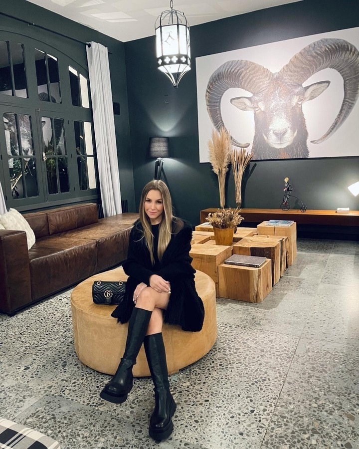 Carla Diaz caprichou na pose durante sua passagem pelo Hotel Ort, em Campos do Jordão — Foto: Reprodução Instagram