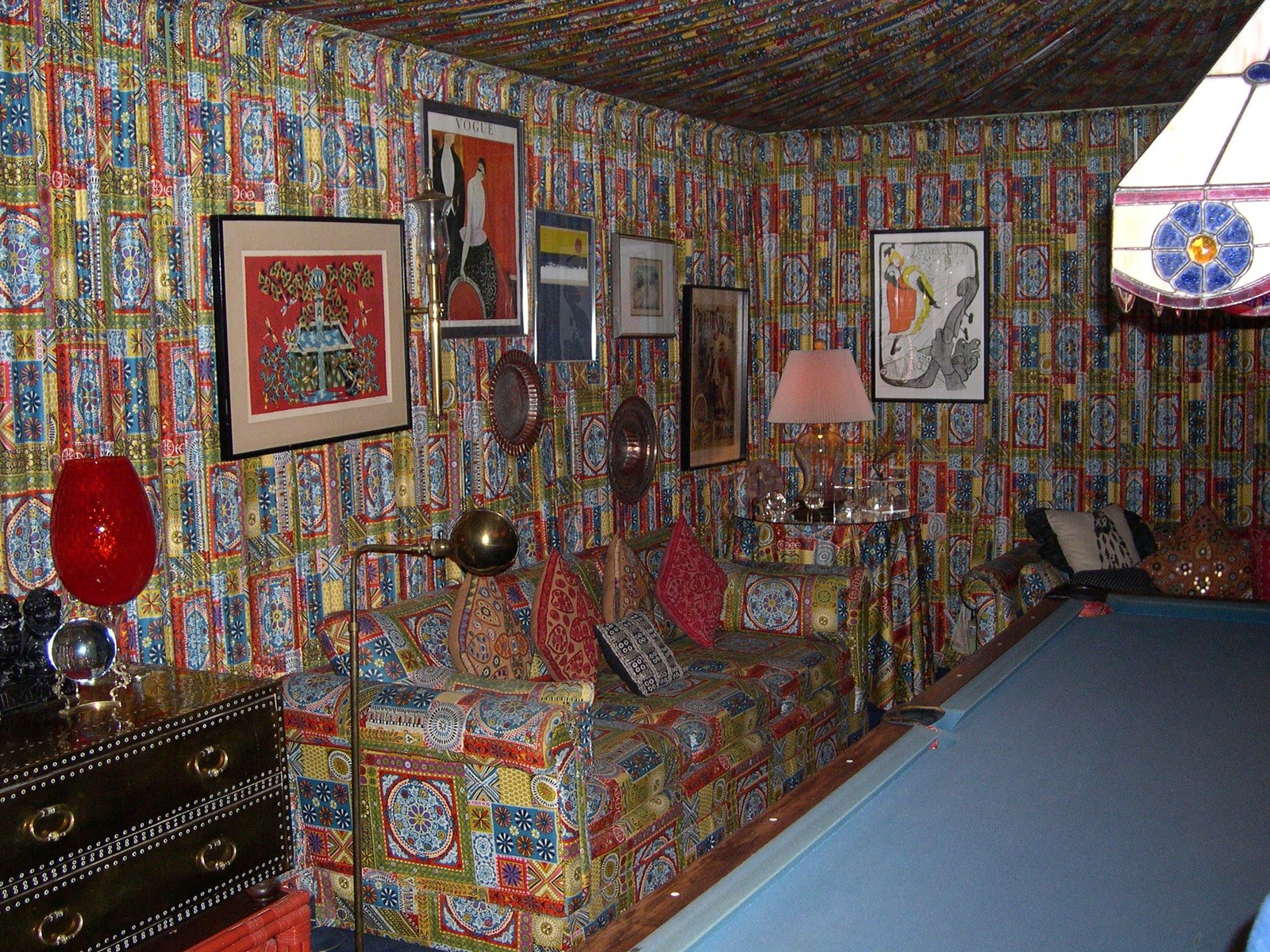 Interior de um dos quartos — Foto: Reprodução
